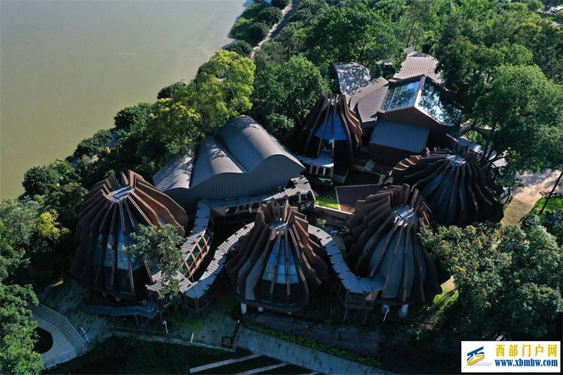 走进荷塘深处的书画世界“金牌”解说员带你游览四川内江大千园(图1) 走进荷塘深处的书画世界“金牌”解说员带你游览四川内江大千园(图1)