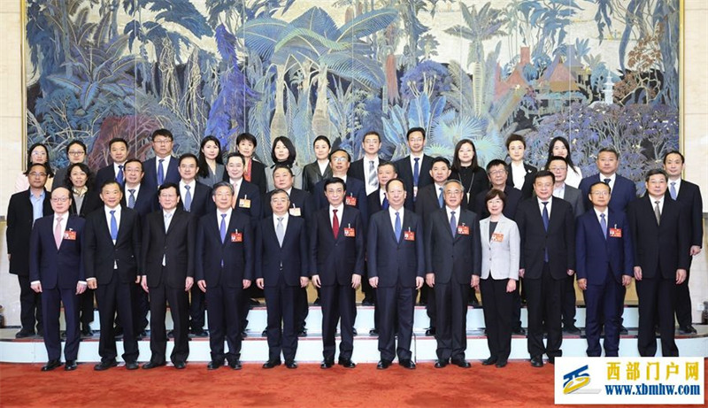 王沪宁看望参加全国政协十四届二次会议宣传报道的星空网页版登录入口工作者代表(图1) 王沪宁看望参加全国政协十四届二次会议宣传报道的星空网页版登录入口工作者代表(图1)