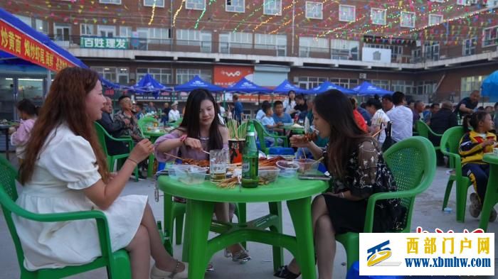 新疆北屯繁荣“夜经济”:“小夜市”融合“文商旅”大平台(图1) 新疆北屯繁荣“夜经济”:“小夜市”融合“文商旅”大平台(图1)