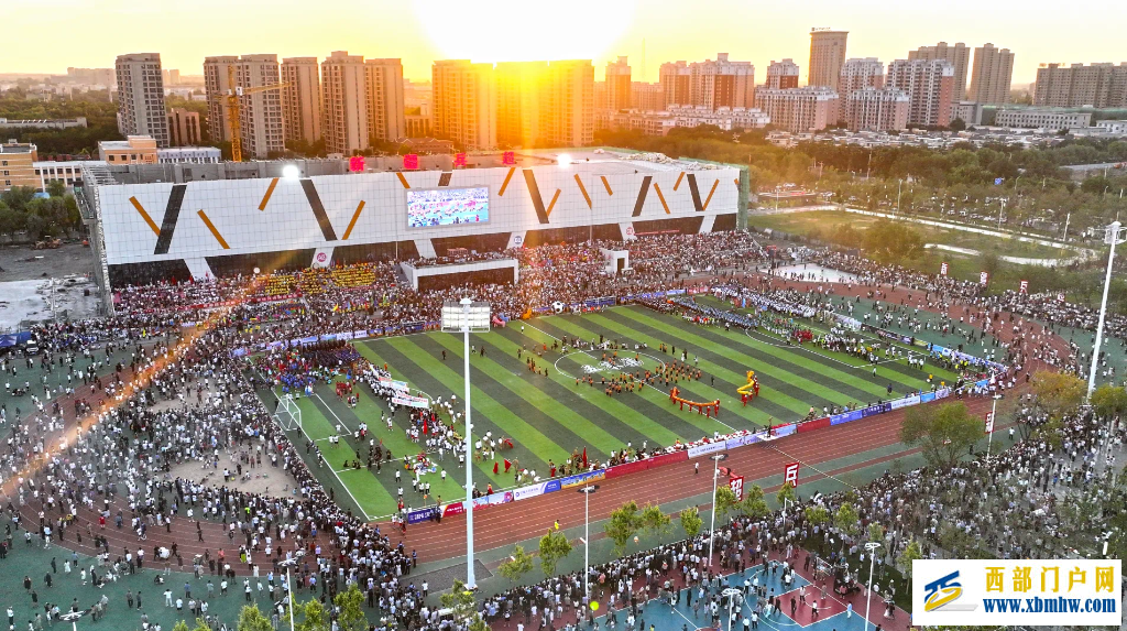 绿茵燃情 赛马奔腾——新疆夏日“赛”出经济新赛道(图1) 绿茵燃情 赛马奔腾——新疆夏日“赛”出经济新赛道(图1)