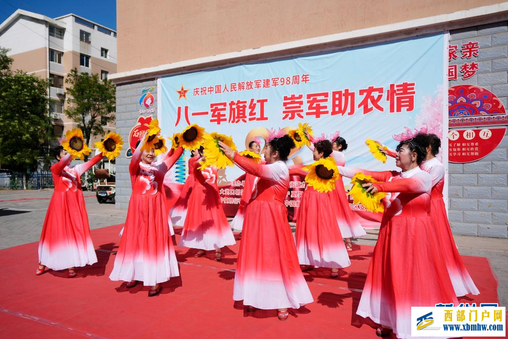 宁夏石嘴山:崇军助农迎“八一”(图3) 宁夏石嘴山:崇军助农迎“八一”(图3)