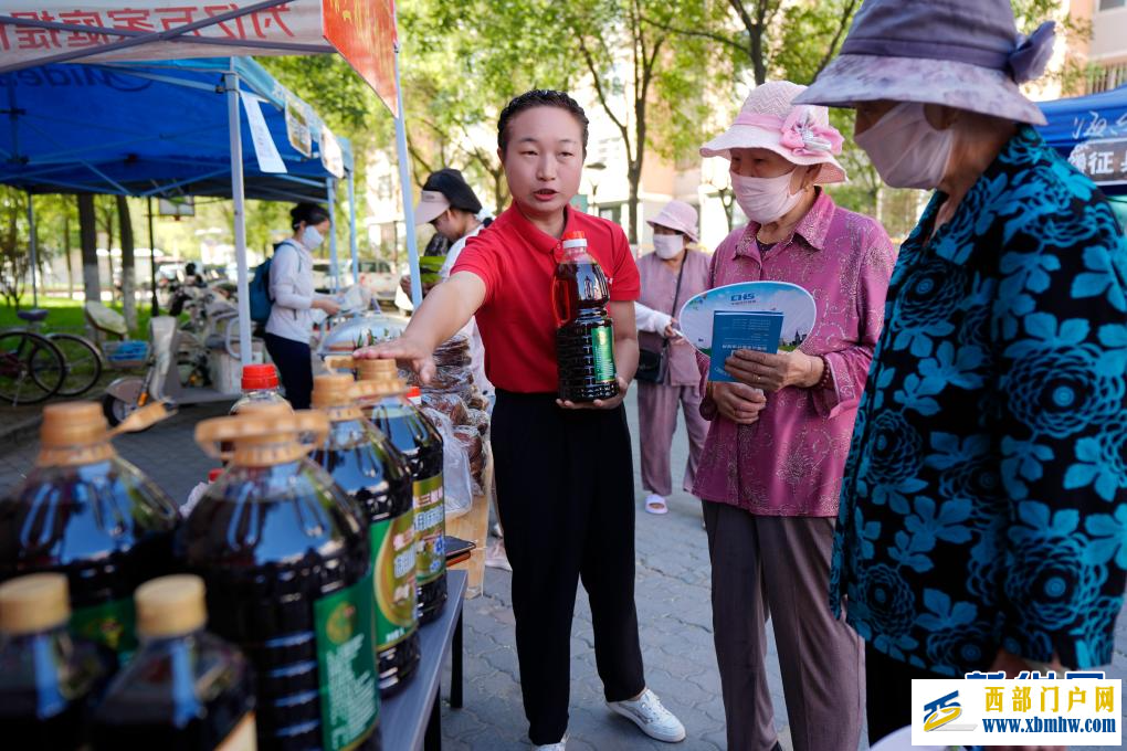 宁夏石嘴山:崇军助农迎“八一”(图4) 宁夏石嘴山:崇军助农迎“八一”(图4)