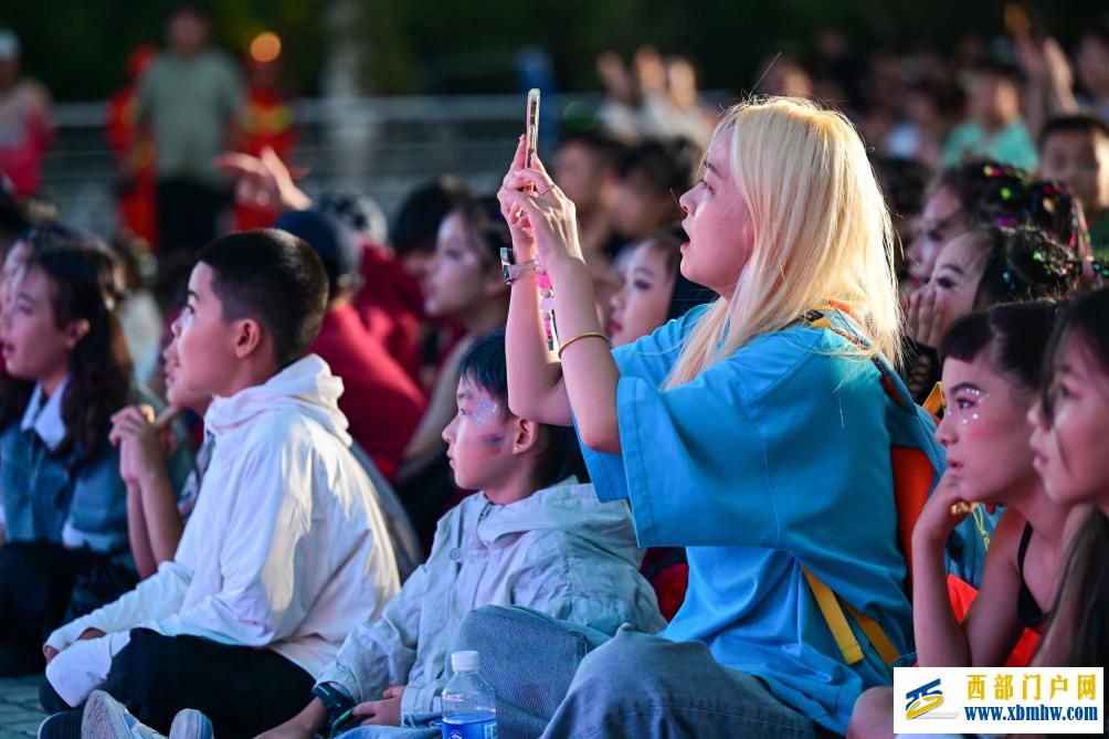 新疆“丝绸之路”街舞展演燃动油城(图3) 新疆“丝绸之路”街舞展演燃动油城(图3)