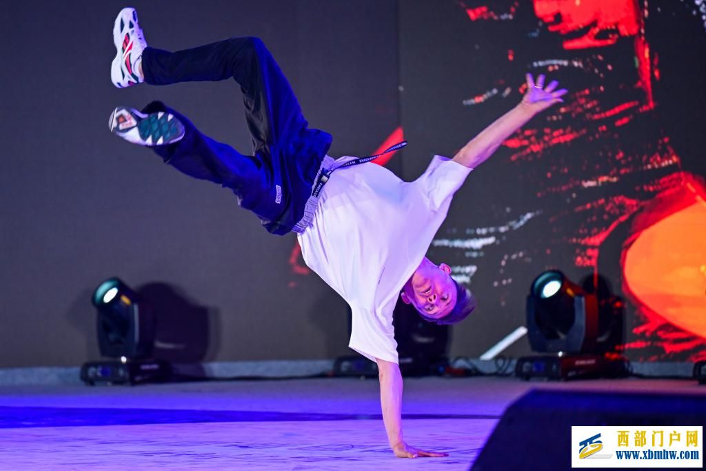 新疆“丝绸之路”街舞展演燃动油城(图6) 新疆“丝绸之路”街舞展演燃动油城(图6)