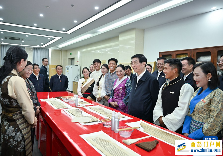 中央代表团在拉萨看望慰问各族干部群众 王沪宁参加活动(图2) 2ae52c54084ba6b9d238243773cd3fa0_kg9cX2E0NAzlojY8.jpeg