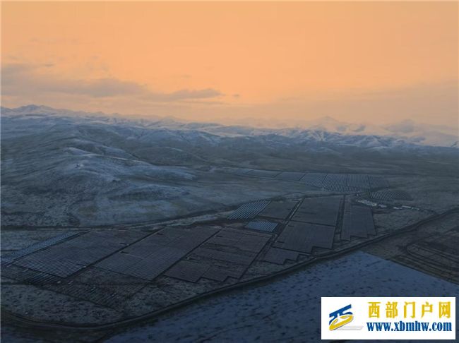 中建八局色达高海拔构网型储能实证项目全容量并网发电(图1) 中建八局色达高海拔构网型储能实证项目全容量并网发电(图1)