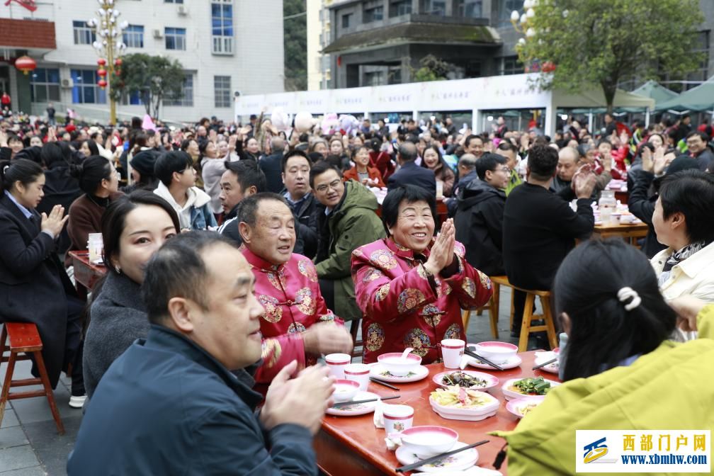 陕西镇坪:千人同品长寿宴(图1) 陕西镇坪:千人同品长寿宴(图1)